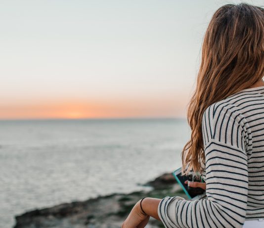 eMAG: La munte sau la mare, cumpărăturile vin acum după clienți și în vacanță