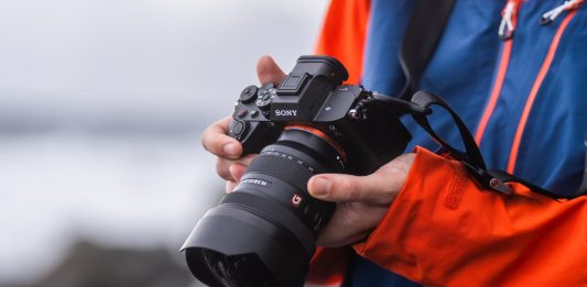 Noua cameră Sony Electronics α7R V oferă o nouă experiență de înaltă rezoluție în domeniul imagisticii, cu autofocalizare bazată pe inteligența artificială