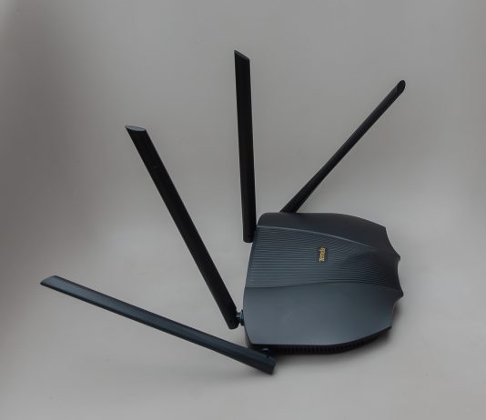 Routerul din Gotham City: Tenda TX9 Pro