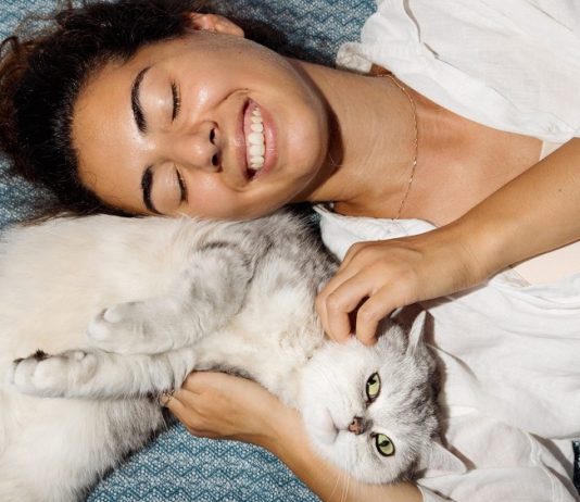 Studiul Samsung Pet Living 2022: Cererea de tehnologie „prietenoasă cu animalele de companie” este în continuă creștere